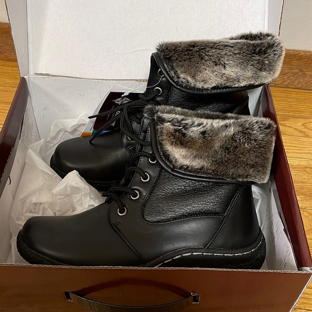 Brand new size 7 lace up boot